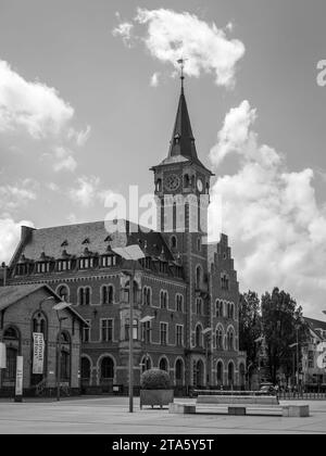 Köln, Deutschland - 11. Juni 2022: Altes Hafenamt mit Uhrturm in Köln, Nordrhein-Westfalen. Schwarzweiß-Fotografie. Stockfoto