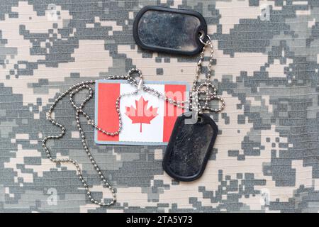 Army Blank, Hundemarke mit kanadischer Flagge auf Khaki-Texturhintergrund. Militärisches Konzept Stockfoto