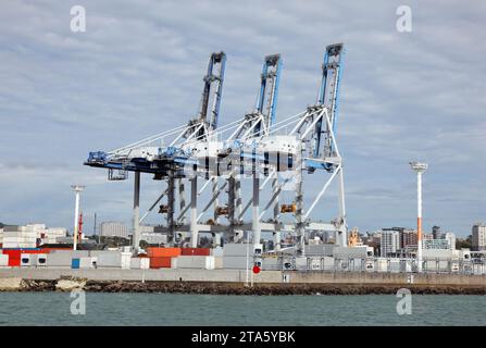 Ein Containerterminal mit Ladekran in Auckland - Neuseeland Stockfoto