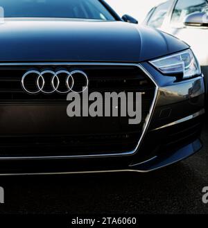 Minsk, Weißrussland, 29. November 2023 - Audi Logo Nahaufnahme auf Autostoßstange. Hersteller Von Luxusautos. Stockfoto