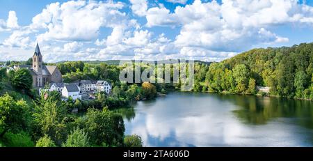 Vulkanischer See Ulmener Maar in Ulmen, Rheinland-Pfalz, Deutschland Stockfoto