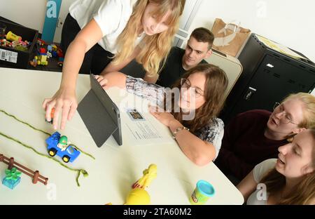 19. Oktober 2023, Sachsen, Leipzig: In einem neu geschaffenen digitalen Klassenzimmer am Zentrum für Lehrerbildung und Schulforschung (ZLS) der Universität Leipzig erstellen Lehrstudenten verschiedener Semester während eines Blockseminars ein Stop-Trick-Video mit Lego-Figuren und einem iPad. Der digitale Klassenzimmer ist mit moderner Technologie ausgestattet und soll Lehrern und Schülern die mögliche Nutzung von künstlicher Intelligenz (KI) und den Einsatz von Podcasts im Klassenzimmer unter anderem mittels Videotechnologie, iPads, 3D-Druckern und Virtual-Reality-Tools zeigen. Angehende Lehrer können Erfahrungen machen und versuchen Stockfoto