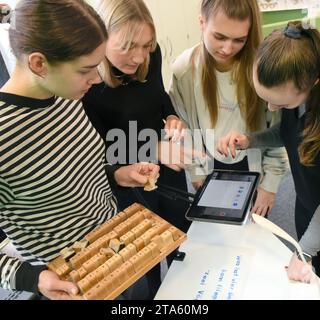 19. Oktober 2023, Sachsen, Leipzig: In einem neu geschaffenen digitalen Klassenzimmer am Zentrum für Lehrerbildung und Schulforschung (ZLS) der Universität Leipzig erstellen Lehrstudenten verschiedener Semester während eines Blockseminars ein Stop-Trick-Video mit Briefmarken und einem iPad. Der digitale Klassenzimmer ist mit moderner Technologie ausgestattet und soll Lehrern und Schülern die mögliche Nutzung von künstlicher Intelligenz (KI) und den Einsatz von Podcasts im Klassenzimmer unter anderem mit Videotechnologie, iPads, 3D-Druckern und Virtual-Reality-Tools zeigen. Angehende Lehrer können mich erleben und ausprobieren Stockfoto