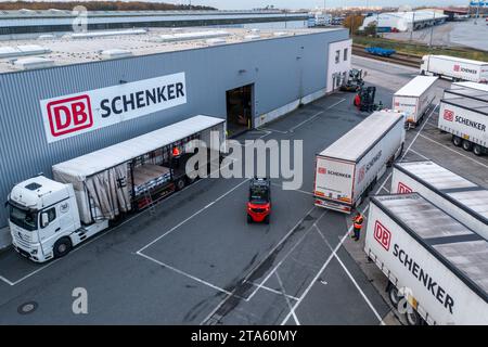Rostock, Deutschland. November 2023. Lkw des Logistikunternehmens DB Schenker werden auf dem Gelände des Logistikzentrums im Seehafen entladen. (Luftaufnahme mit Drohne) die Logistikgesellschaft der Deutschen Bahn betreibt mehrere Logistikzentren in Mecklenburg-Vorpommern. Quelle: Jens Büttner/dpa/Alamy Live News Stockfoto