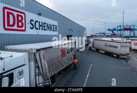 Rostock, Deutschland. November 2023. Lkw des Logistikunternehmens DB Schenker werden auf dem Gelände des Logistikzentrums im Seehafen entladen. (Luftaufnahme mit Drohne) die Logistikgesellschaft der Deutschen Bahn betreibt mehrere Logistikzentren in Mecklenburg-Vorpommern. Quelle: Jens Büttner/dpa/Alamy Live News Stockfoto