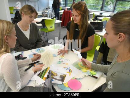 19. Oktober 2023, Sachsen, Leipzig: In einem neu geschaffenen digitalen Klassenzimmer am Zentrum für Lehrerbildung und Schulforschung (ZLS) der Universität Leipzig bereiten Lehrstudenten verschiedener Semester anhand von Zeichnungen und Bildern ein Erklärvideo mit einem iPad zur Erstellung eines Regenbogens vor. Der digitale Klassenzimmer ist mit moderner Technologie ausgestattet und soll Lehrern und Schülern die mögliche Nutzung von künstlicher Intelligenz (KI) und den Einsatz von Podcasts im Klassenzimmer unter anderem mittels Videotechnologie, iPads, 3D-Druckern und Virtual-Reality-Tools zeigen. Stockfoto