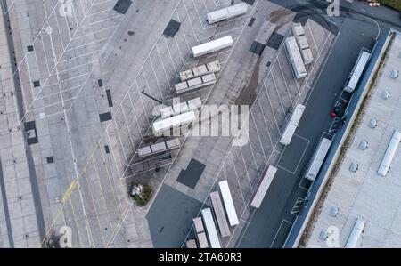 Rostock, Deutschland. November 2023. Lkw des Logistikunternehmens DB Schenker werden auf dem Gelände des Logistikzentrums im Seehafen entladen. (Luftaufnahme mit Drohne) die Logistikgesellschaft der Deutschen Bahn betreibt mehrere Logistikzentren in Mecklenburg-Vorpommern. Quelle: Jens Büttner/dpa/Alamy Live News Stockfoto