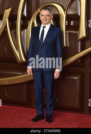 London, England. UK. Dienstag, 28. November 2023 - Rowan Atkinson nimmt an der Wonka-Weltpremiere in der Royal Festival Hall in London Teil. UK. Dienstag, 28. November 2023 - BANG MEDIA INTERNATIONAL FAMOUS PICTURES 28 HOLMES ROAD LONDON NW5 3AB VEREINIGTES KÖNIGREICH Tel. 44 0 02 7485 1005 E-Mail: picturesfamous.uk.com Copyright: XJamesxWarrenx FP Wonka World Premiere 042 Credit: Imago/Alamy Live News Stockfoto