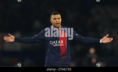 Paris, Frankreich. November 2023. Kylian Mbappe von Paris Saint-Germain reagiert auf das Spiel der Gruppe F der UEFA Champions League zwischen Paris Saint-Germain (PSG) und Newcastle United am 28. November 2023 im Parc des Princes-Stadion in Paris. Quelle: Gao Jing/Xinhua/Alamy Live News Stockfoto