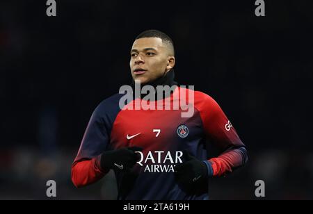 Paris, Frankreich. November 2023. Kylian Mbappe von Paris Saint-Germain reagiert auf das Spiel der Gruppe F der UEFA Champions League zwischen Paris Saint-Germain (PSG) und Newcastle United am 28. November 2023 im Parc des Princes-Stadion in Paris. Quelle: Gao Jing/Xinhua/Alamy Live News Stockfoto