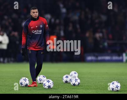 Paris, Frankreich. November 2023. Kylian Mbappe von Paris Saint-Germain reagiert auf das Spiel der Gruppe F der UEFA Champions League zwischen Paris Saint-Germain (PSG) und Newcastle United am 28. November 2023 im Parc des Princes-Stadion in Paris. Quelle: Gao Jing/Xinhua/Alamy Live News Stockfoto