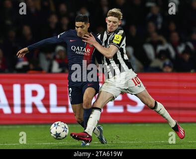 Paris, Frankreich. November 2023. Achraf Hakimi (L) von Paris Saint-Germain tritt am 28. November 2023 im Parc des Princes-Stadion in Paris gegen Anthony Gordon von Newcastle United im Gruppenspiel der UEFA Champions League zwischen Paris Saint-Germain (PSG) und Newcastle United an. Quelle: Gao Jing/Xinhua/Alamy Live News Stockfoto