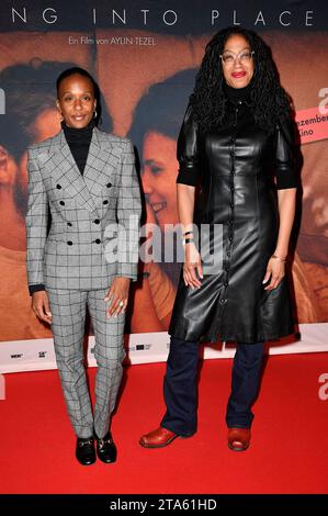 Lindiwe Suttle und Sarah Blaßkiewitz bei der Premiere des Kinofilms fallen in der Astor Film Lounge. Berlin, 28.11.2023 *** Lindiwe Suttle und Sarah Blaßkiewitz bei der Premiere des Films Falling Into Place in der Astor Film Lounge Berlin, 28 11 2023 Foto:Xn.xKubelkax/xFuturexImagex Falling berlin 3149 Credit: Imago/Alamy Live News Stockfoto