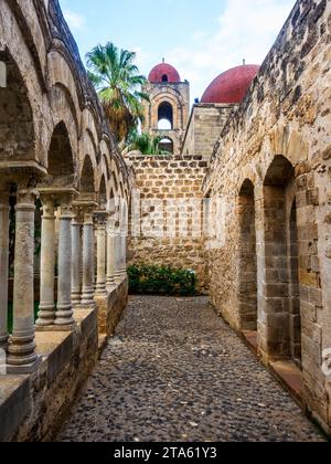 Kreuzgang von San Giovanni degli Eremiti (St. Johannes der Eremiten) , eine alte ehemalige Klosterkirche im arabisch-normannischen und romanischen Stil - Palermo, Italien Stockfoto