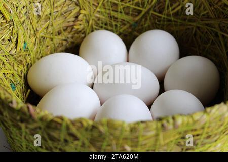 Hühnereier in Einem handgefertigten Graskorb detailliertes Stockfoto Stockfoto