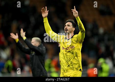 28. November 2023, Italien, Milán: Mats Hummels aus Borussia Dortmund (rechts) und Marco Reus feiern nach dem Sieg über Mailand in der Gruppenphase der Champions League. Foto: Federico Gambarini/dpa Stockfoto