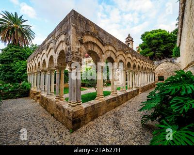 Kreuzgang von San Giovanni degli Eremiti (St. Johannes der Eremiten) , eine alte ehemalige Klosterkirche im arabisch-normannischen und romanischen Stil - Palermo, Italien Stockfoto