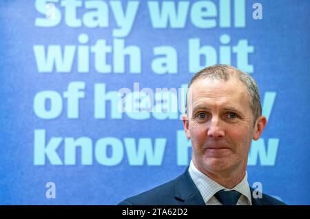 Minister für Gesundheit und Soziales Michael Matheson startet eine nationale Wintergesundheitskampagne in den Dovecot Studios in Edinburgh. Bilddatum: Mittwoch, 29. November 2023. Stockfoto