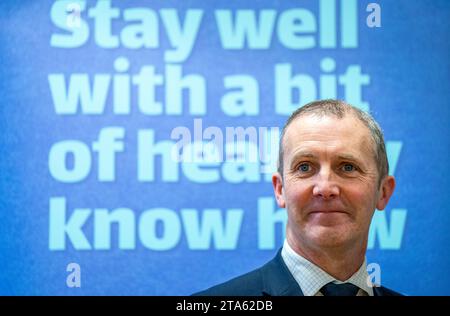 Minister für Gesundheit und Soziales Michael Matheson startet eine nationale Wintergesundheitskampagne in den Dovecot Studios in Edinburgh. Bilddatum: Mittwoch, 29. November 2023. Stockfoto