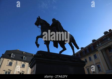 Weimar 19.11.2023, Weimar, Carl-August-Denkmal/Reiterstandbild auf dem Platz der Demokratie vor dem Fürstenhaus, links die Herzogin Anna Amalia Bibliothek *** Weimar 19 11 2023, Weimar, Carl August Denkmal Reiterstatue auf dem Platz der Demokratie vor dem Fürstenhaus, links die Herzogin Anna Amalia Bibliothek Credit: Imago/Alamy Live News Stockfoto