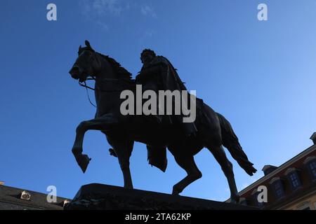 Weimar 19.11.2023, Weimar, Carl-August-Denkmal/Reiterstandbild auf dem Platz der Demokratie *** Weimar 19 11 2023, Weimar, Carl August Denkmal Reiterstatue auf dem Platz der Demokratie Credit: Imago/Alamy Live News Stockfoto