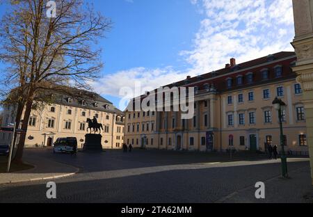 Weimar 19.11.2023, Weimar, Carl-August-Denkmal/Reiterstandbild auf dem Platz der Demokratie vor dem Fürstenhaus, links die Herzogin Anna Amalia Bibliothek *** Weimar 19 11 2023, Weimar, Carl August Denkmal Reiterstatue auf dem Platz der Demokratie vor dem Fürstenhaus, links die Herzogin Anna Amalia Bibliothek Credit: Imago/Alamy Live News Stockfoto