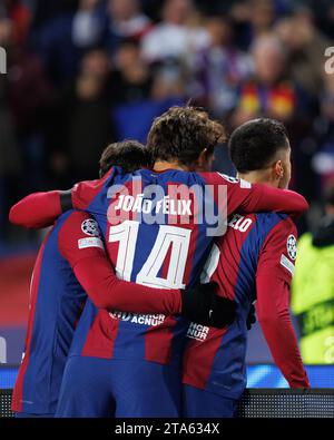 Barcelona, Spanien. November 2023. Joao Cancelo feiert, nachdem er im Champions-League-Spiel zwischen dem FC Barcelona und dem FC Porto bei den Estadi Olimpic Lluis Companys in Barcelona ein Tor geschossen hat. Quelle: Christian Bertrand/Alamy Live News Stockfoto