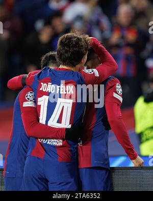 Barcelona, Spanien. November 2023. Joao Cancelo feiert, nachdem er im Champions-League-Spiel zwischen dem FC Barcelona und dem FC Porto bei den Estadi Olimpic Lluis Companys in Barcelona ein Tor geschossen hat. Quelle: Christian Bertrand/Alamy Live News Stockfoto