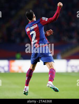 Barcelona, Spanien. November 2023. Joao Cancelo feiert, nachdem er im Champions-League-Spiel zwischen dem FC Barcelona und dem FC Porto bei den Estadi Olimpic Lluis Companys in Barcelona ein Tor geschossen hat. Quelle: Christian Bertrand/Alamy Live News Stockfoto