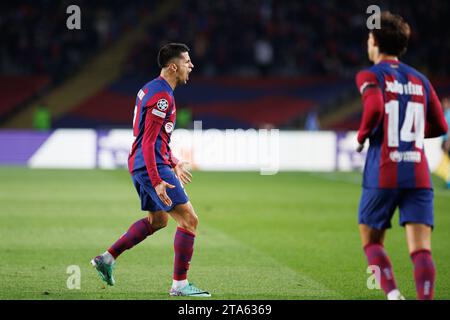 Barcelona, Spanien. November 2023. Joao Cancelo feiert, nachdem er im Champions-League-Spiel zwischen dem FC Barcelona und dem FC Porto bei den Estadi Olimpic Lluis Companys in Barcelona ein Tor geschossen hat. Quelle: Christian Bertrand/Alamy Live News Stockfoto