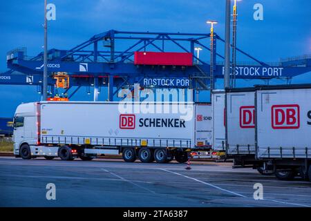 Rostock, Deutschland. November 2023. Morgens werden auf dem Gelände des Logistikzentrums im Seehafen Anhänger des Logistikunternehmens DB Schenker abgestellt. Die Logistikgesellschaft der Deutschen Bahn betreibt mehrere Logistikzentren in Mecklenburg-Vorpommern. Quelle: Jens Büttner/dpa/Alamy Live News Stockfoto