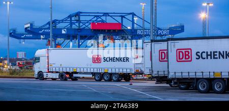Rostock, Deutschland. November 2023. Morgens werden auf dem Gelände des Logistikzentrums im Seehafen Anhänger des Logistikunternehmens DB Schenker abgestellt. Die Logistikgesellschaft der Deutschen Bahn betreibt mehrere Logistikzentren in Mecklenburg-Vorpommern. Quelle: Jens Büttner/dpa/Alamy Live News Stockfoto