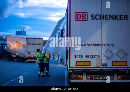 Rostock, Deutschland. November 2023. Ein Anhänger des Logistikunternehmens DB Schenker wird am Morgen auf dem Gelände des Logistikzentrums im Seehafen entladen. Die Logistikgesellschaft der Deutschen Bahn betreibt mehrere Logistikzentren in Mecklenburg-Vorpommern. Quelle: Jens Büttner/dpa/Alamy Live News Stockfoto