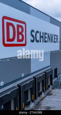 Rostock, Deutschland. November 2023. Das Gebäude für das neue Hochregallager des Logistikunternehmens DB Schenker. Die Logistikgesellschaft der Deutschen Bahn betreibt mehrere Logistikzentren in Mecklenburg-Vorpommern. Quelle: Jens Büttner/dpa/Alamy Live News Stockfoto