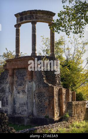 Archäologischer Park Pompeji, vor der Nekropole von Porta Ercolano, das Gebiet von Porta Ercolano, Via Delle Tombe, Region VI Antike Architektur. Stockfoto