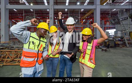 Erfolg Feiern. HardHat Bauarbeiter heben die Hand hoch und markieren einen siegreichen Moment. Stockfoto