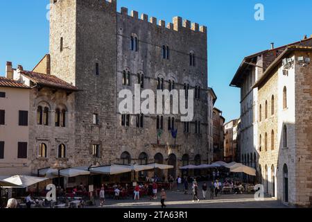 Massa Marittima, Italien - 11. September 2022: Garibaldi-Platz und Palazzo del Podesta in Massa Marittima. Italien Stockfoto