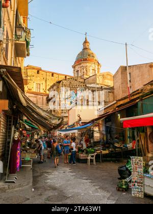 Ballaro' Markt und die Kirche von Carmine Maggiore - Palermo, Sizilien, Italien Stockfoto