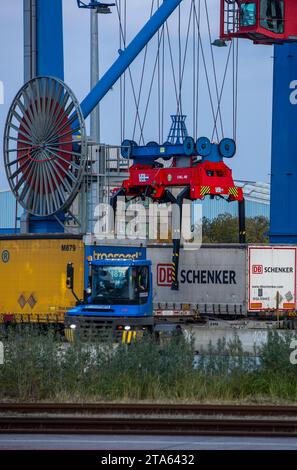 Rostock, Deutschland. November 2023. Ein Anhänger des Logistikunternehmens DB Schenker wird zusammen mit anderen Anhängern auf einen Zug im Seehafen geladen. Die Logistikgesellschaft der Deutschen Bahn betreibt mehrere Logistikzentren in Mecklenburg-Vorpommern. Quelle: Jens Büttner/dpa/Alamy Live News Stockfoto