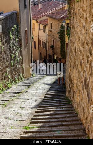 Massa Marittima, Italien - 11. September 2022: Steile und schmale Straße in der Altstadt von Massa Marittima, Italien Stockfoto