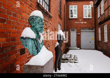 Rendsburg, Deutschland. November 2023. Zwei Statuen im Hinterhof des Jüdischen Museums sind mit Schnee bedeckt. Frank Molter/dpa/Alamy Live News Stockfoto