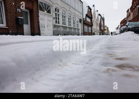 Rendsburg, Deutschland. November 2023. Schnee liegt auf einer Straße im Stadtzentrum. Frank Molter/dpa/Alamy Live News Stockfoto