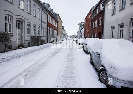 Rendsburg, Deutschland. November 2023. Schnee liegt auf einer Straße im Stadtzentrum. Frank Molter/dpa/Alamy Live News Stockfoto