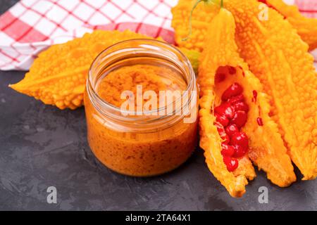 Sein lateinischer Name ist Momordica charantia L. und er gehört zur Familie der Cucurbitaceae und ist unter den Menschen als der potente Granatapfel bekannt. Turk Stockfoto