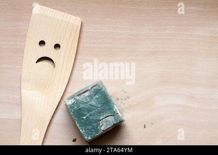 Schimmelige Hefe mit Holzlöffel auf Schneidebrett, ungesundes Lebensmittelkonzept Stockfoto