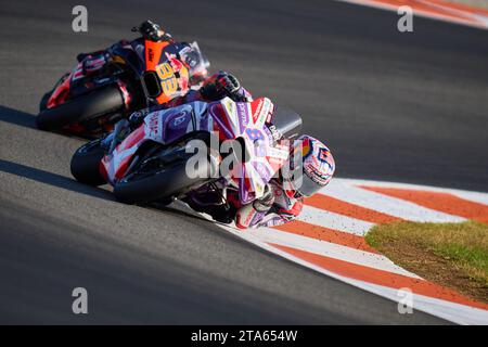 Jorge Martin aus Spanien und Prima Pramac Racing (vorne) und Brad Binder aus Südafrika und Red Bull KTM Factory Racing (hinten) fahren während der Qualif Stockfoto