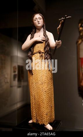 Die Buße Maria Magdalena. C. 1664. Skulptur von Pedro de Mena (1628-1688). Polychromtes Holz. Museu Marés, Barcelona, Katalonien, Spanien. Stockfoto