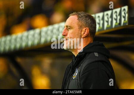 Burslem, Großbritannien, 28. November 2023. Andy Crosby, Manager von Port Vale, wurde 1-0 vor der Heimniederlage gegen Derby County vorgestellt Stockfoto