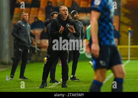 Burslem, Großbritannien, 28. November 2023. Andy Crosby, Manager von Port Vale, wurde 1-0 bei der Heimniederlage gegen Derby County aufgenommen Stockfoto