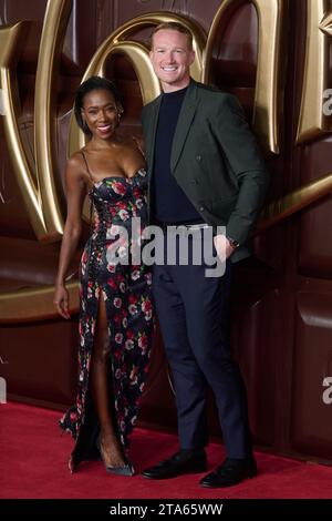 London, UK . November 2023 . Greg Rutherford (R) und Gast fotografiert bei der Weltpremiere von WONKA in der Royal Festival Hall. Quelle: Alan D West/Alamy Live News Stockfoto